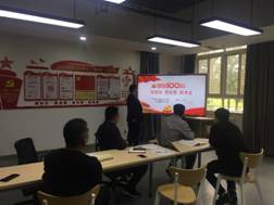 餐廳里的人們描述已自動(dòng)生成