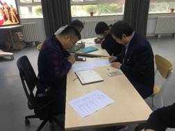 幾個(gè)人在桌子前低可信度描述已自動(dòng)生成